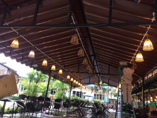Thiết kế mái bạt xếp quán cafe bền đẹp